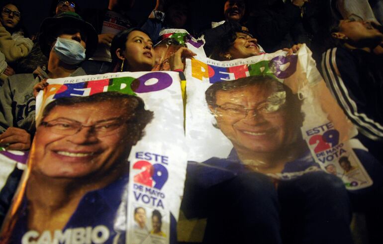 Ciudadanos celebran la victoria del presidente electo Gustavo Petro y la vicepresidente Francia Márquez, en la Plaza de Bolívar en Bogotá (Colombia).