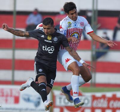 ¿Dónde está la pelota? Quedó a las espaldas de Derlis González (autor del primer gol de Olimpia) al que no le da tregua el defensor Pulpito Duarte.