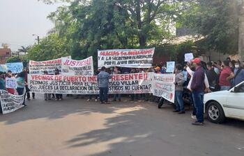Los manifestantes frente al Poder Judicial en Ciudad del Este.
