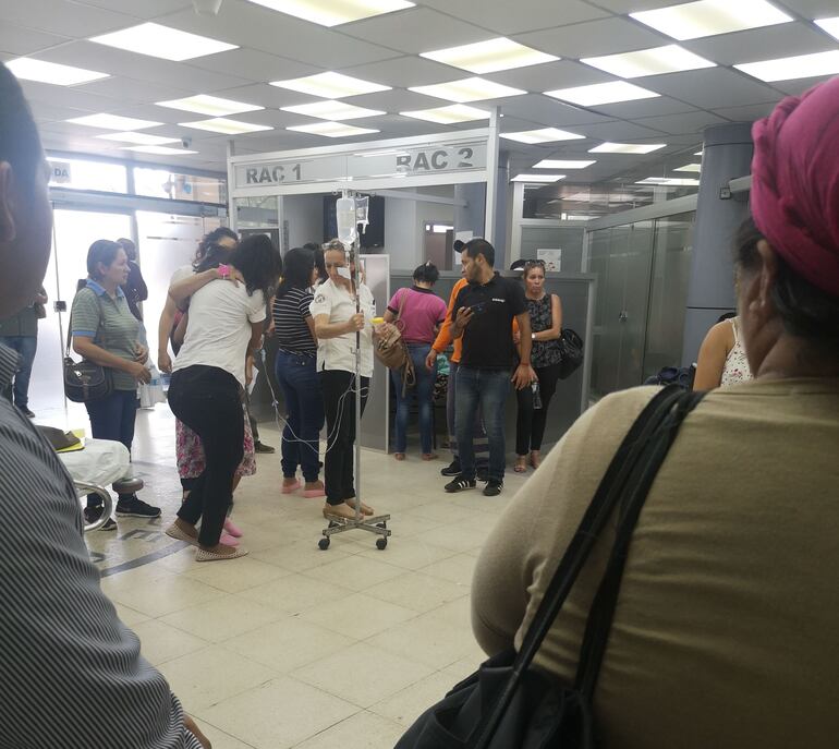 Pacientes esperan ser atendidos en el sector de Urgencias de IPS.