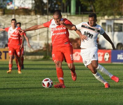 El “platense” Matías Maidana (i) trata de esconder el balón del volante Estivel Moreira, durante el partido de ayer en Luque.