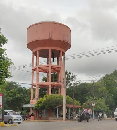 Tanque elevado de la Junta de Saneamiento de la compañía Pai Ñu de la ciudad de Ñemby. Usuarios se disputan la administración.