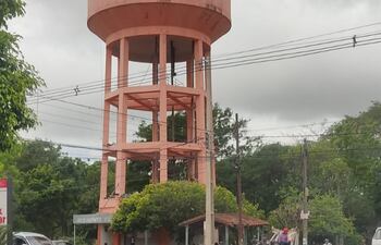 Tanque elevado de la Junta de Saneamiento de la compañía Pai Ñu de la ciudad de Ñemby. Usuarios se disputan la administración.