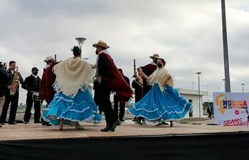 En un escenario ubicado a metros del vacunatorio, la Banda y el Ballet folclórico municipal abrieron hoy las jornadas de "Música de esperanza".