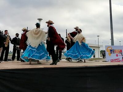 En un escenario ubicado a metros del vacunatorio, la Banda y el Ballet folclórico municipal abrieron hoy las jornadas de "Música de esperanza".