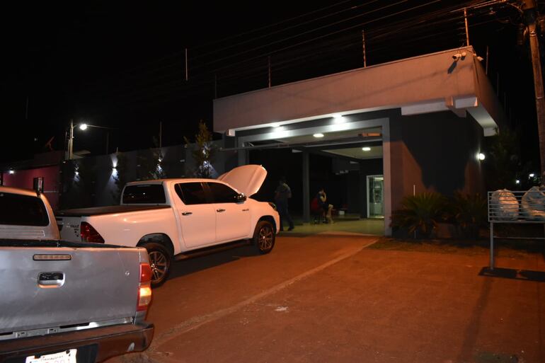 Momento en que los intervinientes realizaban la revisión del inmueble y el vehículo hallado en el lugar.