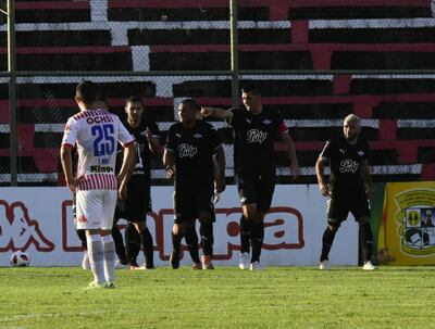Oscar Cardozo anotó el primero de Libertad en la cancha de San Lorenzo.