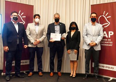 El presidente de Fortín, Javier Díaz de Vivar, al recibir la distinción de la Cámara de Anunciantes del Paraguay.