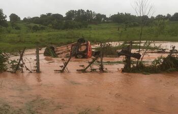 El automóvil quedó con las ruedas para arriba tras ser arrastrado por las aguas hasta el cauce.