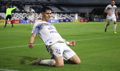 Diego Fernández festeja uno de los tantos del Sportivo Luqueño en la victoria 4-2 sobre Sportivo Trinidense por la undécima fecha de la División Intermedia.