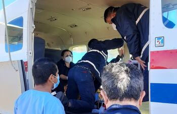 Momento en que la paciente era alzada a la aeronave para ser trasladada a Asunción