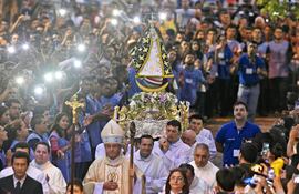 Encabezado por el obispo ordinario de Caacupé, Mons. Ricardo Valenzuela, comienza la procesión de la imagen de la Virgen desde un extremo de la plazoleta del santuario hasta la explanada.