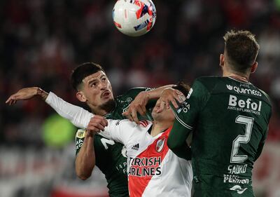 Fernando "Chapa" Martínez (i), jugador paraguayo de Sarmiento, disputa el balón con Matías Suárez, de River Plate, en un partido de la fecha pasada.