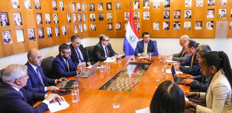 La misión técnica del Fondo mantuvo una reunión con el ministro de Hacienda, Óscar Llamosas y hoy culmina su visita al país con otro encuentro con autoridades del BCP. 