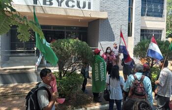 Pobladores y productores de comunidades rurales de Ybycuí se manifiestan reclaman mejoramiento de camino vecinal.