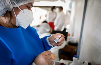 Una integrante del personal médico prepara una dosis de la vacuna Moderna en el Hospital Materno Infantil del barrio Trinidad de Asunción el pasado 9 de junio.