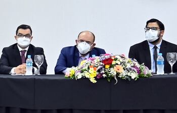 El autor del libro, Ariel Insaurralde Alviso, el Dr. Javier Quiñónez, rector de la Universidad María Auxiliadora, y el coautor Nicolás Ayala Servín.