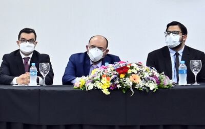 El autor del libro, Ariel Insaurralde Alviso, el Dr. Javier Quiñónez, rector de la Universidad María Auxiliadora, y el coautor Nicolás Ayala Servín.