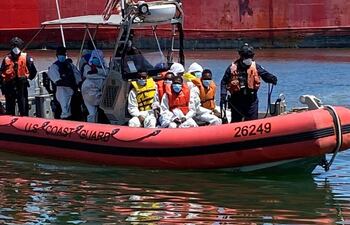 Fotografía cedida por la Guardia Costera de Estados Unidos donde aparece un barco de la guardia mientras transfiere a unos inmigrantes haitianos para repatriarlos.