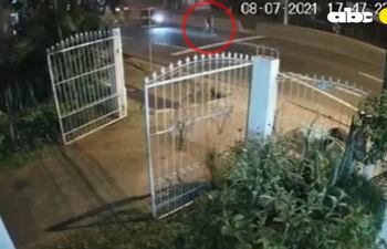 Accidente sobre la ruta PY02 que involucró a una peatona y dos ocupantes de una motocicleta.