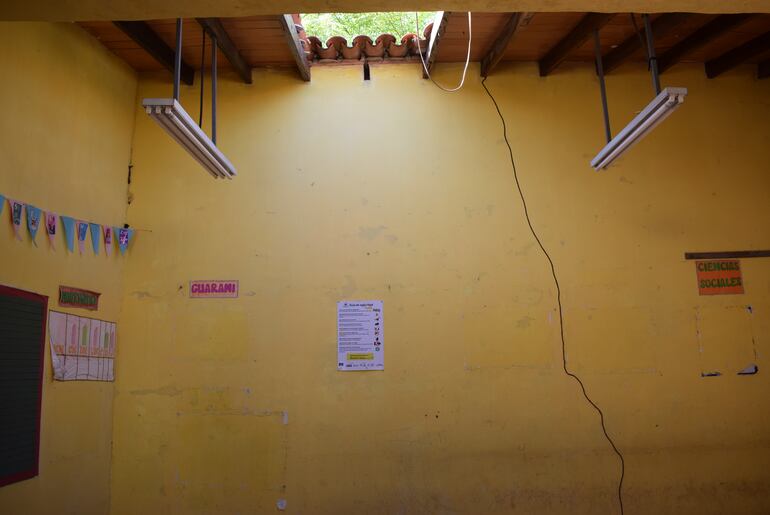 El agujero en el techo se suma a las termitas que carcomen las maderas del aula.