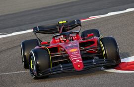 Carlos Sainz Jr. registró el mejor tiempo ayer en los entrenamientos en Baréin, con Ferrari (AFP).