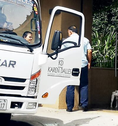Momento en el que el exfiscal general Javier Díaz Verón ingresa a su domicilio tras un paseo de una hora con su hija y sus dos perros.