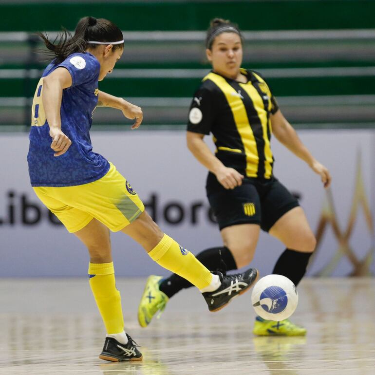 Secuencia del juego entre Sport Colonial y Peñarol. @APF