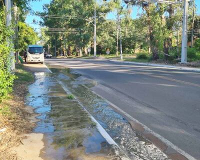 Aguas negras corren sobre la ruta que une San Bernardino con Luque.