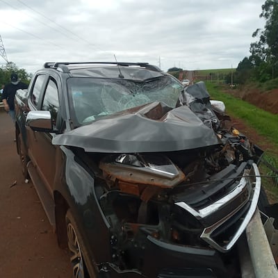 La camioneta fue a chocar contra una baranda tras chocar contra la motocicleta.