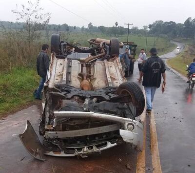 El automóvil quedó con las ruedas hacia arriba en una de las calzadas de la calle asfaltada.