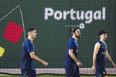 Cristiano Ronaldo (i) en el entrenamiento de Portugal