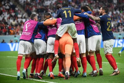 Los jugadores de Francia celebran marcar su segundo gol durante el partido de fútbol de semifinales de la Copa Mundial Qatar 2022 entre Francia y Marruecos en el estadio Al-Bayt en Al Khor, al norte de Doha, el 14 de diciembre de 2022.