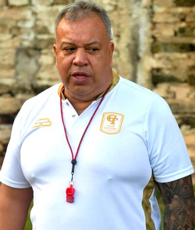 Robert Pereira Molina (54 años), director técnico de Tacuary.