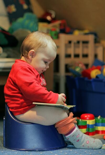 Entrenar a un niño para que deje los pañales no significa que deje de usarlos por completo, sino brindarle la posibilidad de hacer sus necesidades también fuera del pañal.