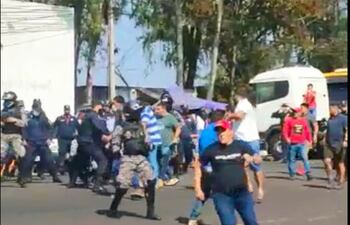 Momento en que la Policía interviene y aprehende a los camioneros