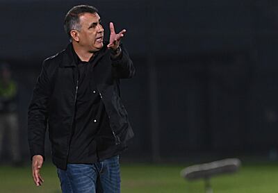 Pedro Sarabia, entrenador de Nacional, da indicaciones a sus hombres para que ocupen los espacios en ofensiva.