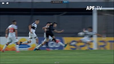 El remate de Julio Encisco y la mano de Iván Torres que terminó en penal a favor de Libertad por la ronda 17 del torneo Clausura 2021.