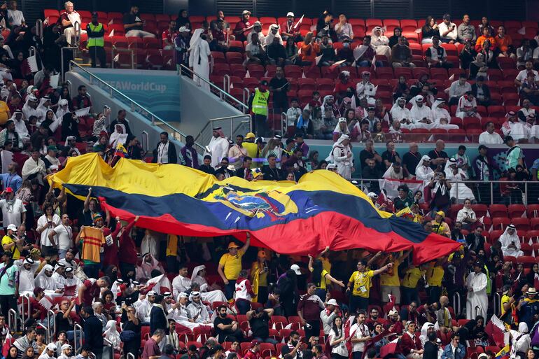 Los aficionados en el estadio Al Bayt de Al Khor de Jor, sede del partido inaugural del Mundial Qatar 2022.