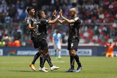 Alan Rodríguez (i), Camilo da Silva (c) y el paraguayo Carlos González (d) del Toluca celebran, durante un juego por la jornada 17 del torneo Apertura 2022 de la Liga MX, en el estadio Nemesio Diez, en Toluca, Estado de México (México). EFE/Alex Cruz