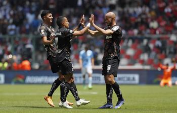 Alan Rodríguez (i), Camilo da Silva (c) y el paraguayo Carlos González (d) del Toluca celebran, durante un juego por la jornada 17 del torneo Apertura 2022 de la Liga MX, en el estadio Nemesio Diez, en Toluca, Estado de México (México). EFE/Alex Cruz