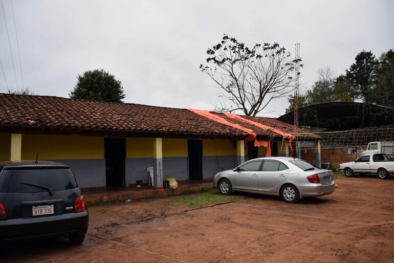 Otro sector de la Comisaría que también cuenta con carpa sobre el techo para evitar las goteras