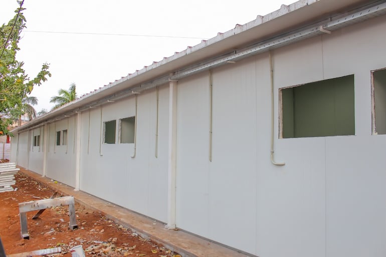 Avanzan construcción de más pabellones de contingencia.