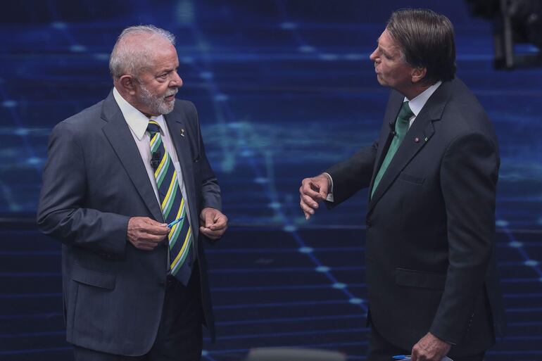 El expresidente de Brasil y candidato presidencial Lula da Silva (i), y su contrincante electoral el mandatario Jair Bolsonaro. (EFE)
