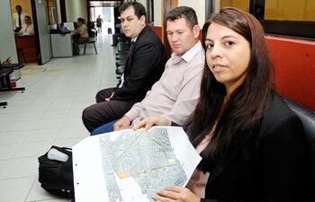 Leticia Almada Paoli muestra el plano de Barbero Cue, en sede del Poder Judicial (archivo).