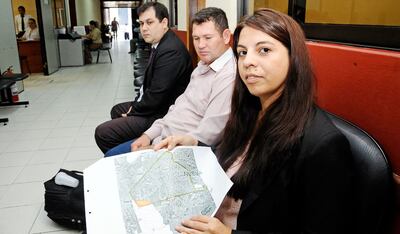 Leticia Almada Paoli muestra el plano de Barbero Cue, en sede del Poder Judicial (archivo).