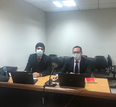 El fiscal Diego Arzamendia (d) junto con su asistente en la sala de juicio del Palacio de Justicia.