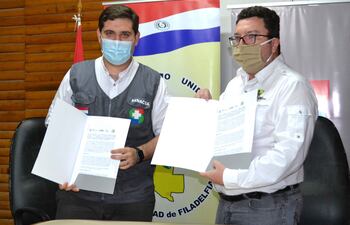 José Carlos Martín y Holger Bergen firmaron un convenio de fiscalización municipal de una obra de Senacsa.