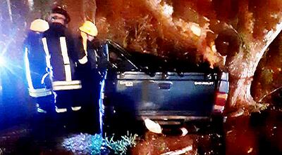 Bomberos voluntarios fueron convocados para extraer el cuerpo del habitáculo del rodado.