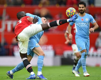 Eric Bailly, con pierna levantada, puntea el balón ante la presencia de Phil Foden y la atenta mirada de Gundogan, durante el partido que City ganó ayer 2-1 al United en el derbi de Manchester.